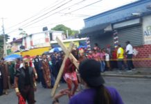 Feligreses de la parroquia San Mauricio, en los Jardines del Norte realizan viacrucis viviente por las calles