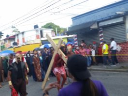 Feligreses de la parroquia San Mauricio, en los Jardines del Norte realizan viacrucis viviente por las calles
