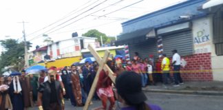 Feligreses de la parroquia San Mauricio, en los Jardines del Norte realizan viacrucis viviente por las calles