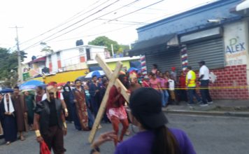 Feligreses de la parroquia San Mauricio, en los Jardines del Norte realizan viacrucis viviente por las calles
