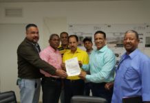 Viceministro Luis Marte recibe comisión del Club Parque Hostos La Vega para construcción de techado