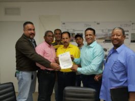 Viceministro Luis Marte recibe comisión del Club Parque Hostos La Vega para construcción de techado