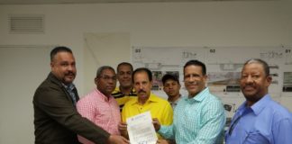Viceministro Luis Marte recibe comisión del Club Parque Hostos La Vega para construcción de techado