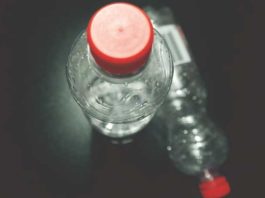 ¿Qué tan limpia es el agua embotellada? Estudio revela una alarmante realidad