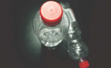 ¿Cuán pura es el agua embotellada? Científicos revelan una verdad preocupante