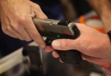 Estadounidenses destruyen sus armas tras la masacre en Florida