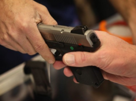Estadounidenses destruyen sus armas tras la masacre en Florida