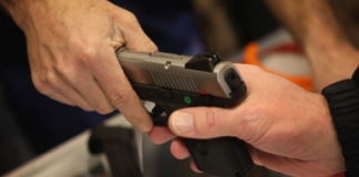 Estadounidenses destruyen sus armas tras la masacre en Florida