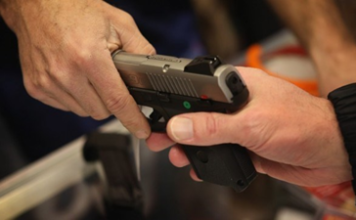 Estadounidenses destruyen sus armas tras la masacre en Florida