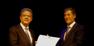 Universidad de Argentina inviste a Leonel Fernández como Doctor Honoris Causa por su trayectoria política y académica