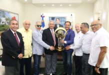 Los Campeones Águilas Cibaeñas reconocen al alcalde Abel Martínez