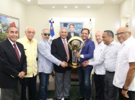 Los Campeones Águilas Cibaeñas reconocen al alcalde Abel Martínez