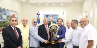 Los Campeones Águilas Cibaeñas reconocen al alcalde Abel Martínez