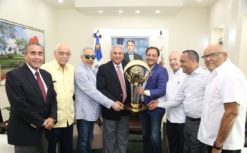 Los Campeones Águilas Cibaeñas reconocen al alcalde Abel Martínez