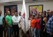 Alcalde vegano Kelvin Cruz entrega bandera del municipio a las Olímpicas de La Vega