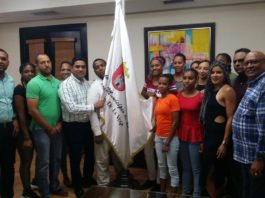 Alcalde vegano Kelvin Cruz entrega bandera del municipio a las Olímpicas de La Vega