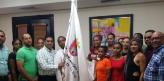 Alcalde vegano Kelvin Cruz entrega bandera del municipio a las Olímpicas de La Vega