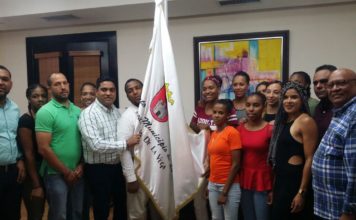 Alcalde vegano Kelvin Cruz entrega bandera del municipio a las Olímpicas de La Vega