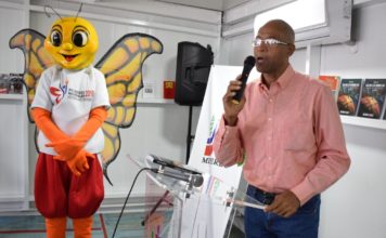 Antonio Valdez imparte charla en stand de Miderec en Feria Internacional del Libro