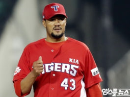 Héctor Noesí poncha a nueve en Liga Coreana