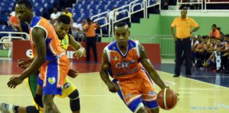 Huellas del Siglo vence a San Carlos y sube al segundo lugar del Grupo A en el basket distrital