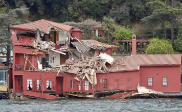VIDEOS: Un buque de 200 metros se estrella contra una mansión histórica en Estambul