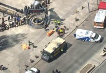 Vehículo atropella a varios peatones en Toronto, Canadá