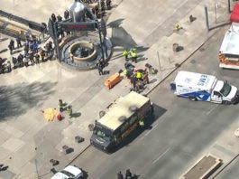 Vehículo atropella a varios peatones en Toronto, Canadá