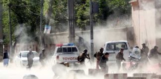 Ataques en Afganistán dejan casi 40 muertos, entre ellos niños y periodistas