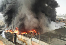 Ministerio de Educación suspendió clases en seis colegios por incendio en depósito en SMP