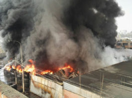 Ministerio de Educación suspendió clases en seis colegios por incendio en depósito en SMP