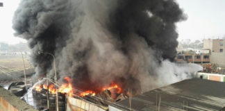 Ministerio de Educación suspendió clases en seis colegios por incendio en depósito en SMP