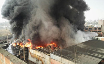 Ministerio de Educación suspendió clases en seis colegios por incendio en depósito en SMP