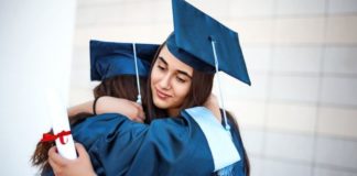 «La universidad es una pérdida de dinero y tiempo»: la polémica afirmación de Bryan Caplan, profesor universitario de Economía en Estados Unidos