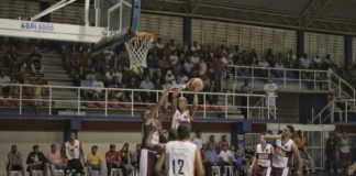 Correcaminos aplastan a Tiburones y pasan a la final de basket barrial SFM