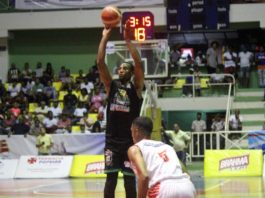Acevedo mantiene con vida a las Cotorras del Gustavo en el baloncesto de Puerto Plata