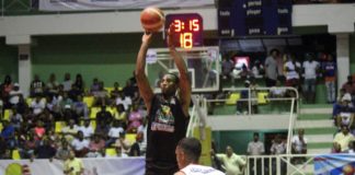 Acevedo mantiene con vida a las Cotorras del Gustavo en el baloncesto de Puerto Plata