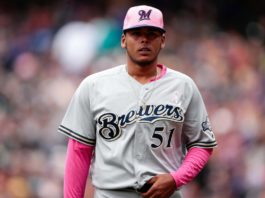 Freddy Peralta poncha a 13 en su debut e implanta récord para pitchers latinos