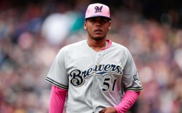 Freddy Peralta poncha a 13 en su debut e implanta récord para pitchers latinos
