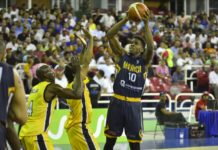 Mauricio Báez derrota al Barias en inicio de serie final del basket distrital