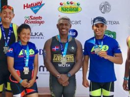 Guardiamarinas De los Santos y Urriola conquistan el triatlón de Casa de Campo