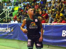 Rafael Crisóstomo guía a las Cotorras del Gustavo en la final del baloncesto de Puerto Plata