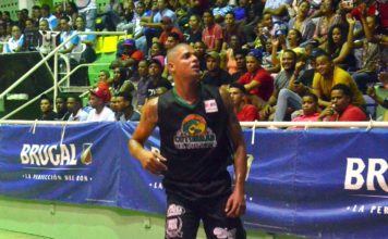 Rafael Crisóstomo guía a las Cotorras del Gustavo en la final del baloncesto de Puerto Plata