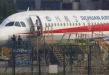 El copiloto chino que se salió por la ventana de un avión a 10.000 metros de altura y sobrevivió