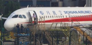 El copiloto chino que se salió por la ventana de un avión a 10.000 metros de altura y sobrevivió