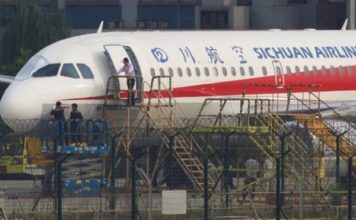 El copiloto chino que se salió por la ventana de un avión a 10.000 metros de altura y sobrevivió