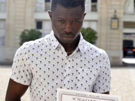 Cómo acabó colgando de un balcón el niño rescatado por el «Hombre Araña» de París