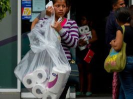 Qué se puede comprar con el nuevo salario mínimo en Venezuela (y cómo se compara con otros países de América Latina)
