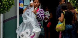 Qué se puede comprar con el nuevo salario mínimo en Venezuela (y cómo se compara con otros países de América Latina)