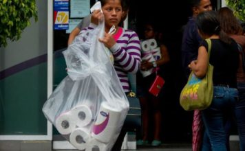 Qué se puede comprar con el nuevo salario mínimo en Venezuela (y cómo se compara con otros países de América Latina)